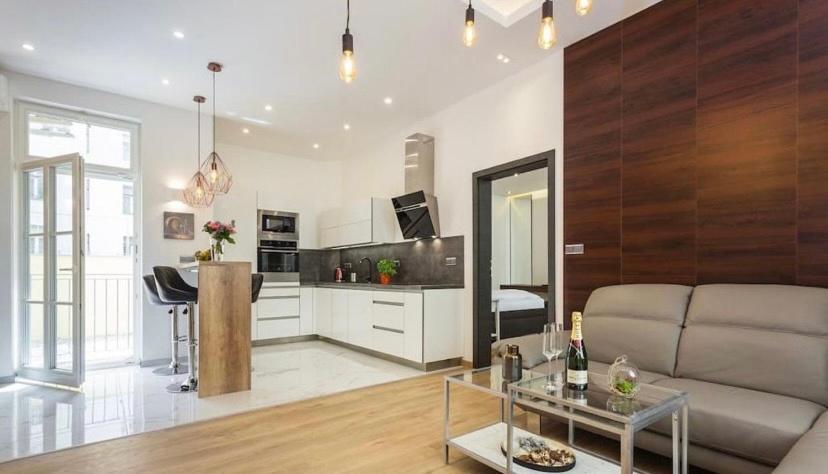 Luxury Apartment On Wenceslas Square Прага Екстериор снимка